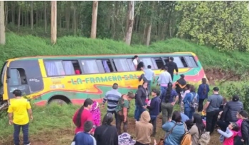 Bus con alumnos de sexto grado se despista y algunos terminan con lesiones en Alto Paraná