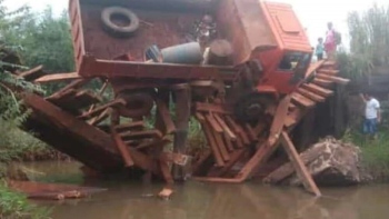Un camión del MOPC colapsa un precario puente en Itakyry