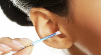 El cotonete no está diseñado para el oído, advierten sobre los riesgos